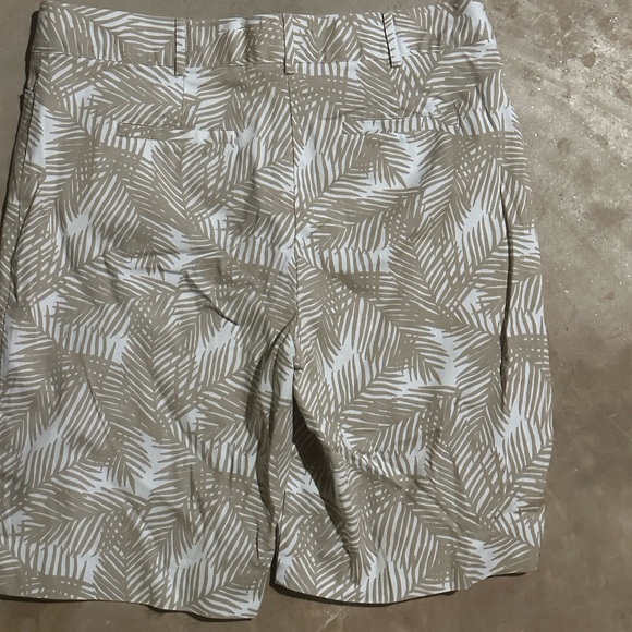 Kim Rogers Bermuda shorts floral. Hawaiian beachy palm leaves khaki Size 12 - Picture 2 of 4